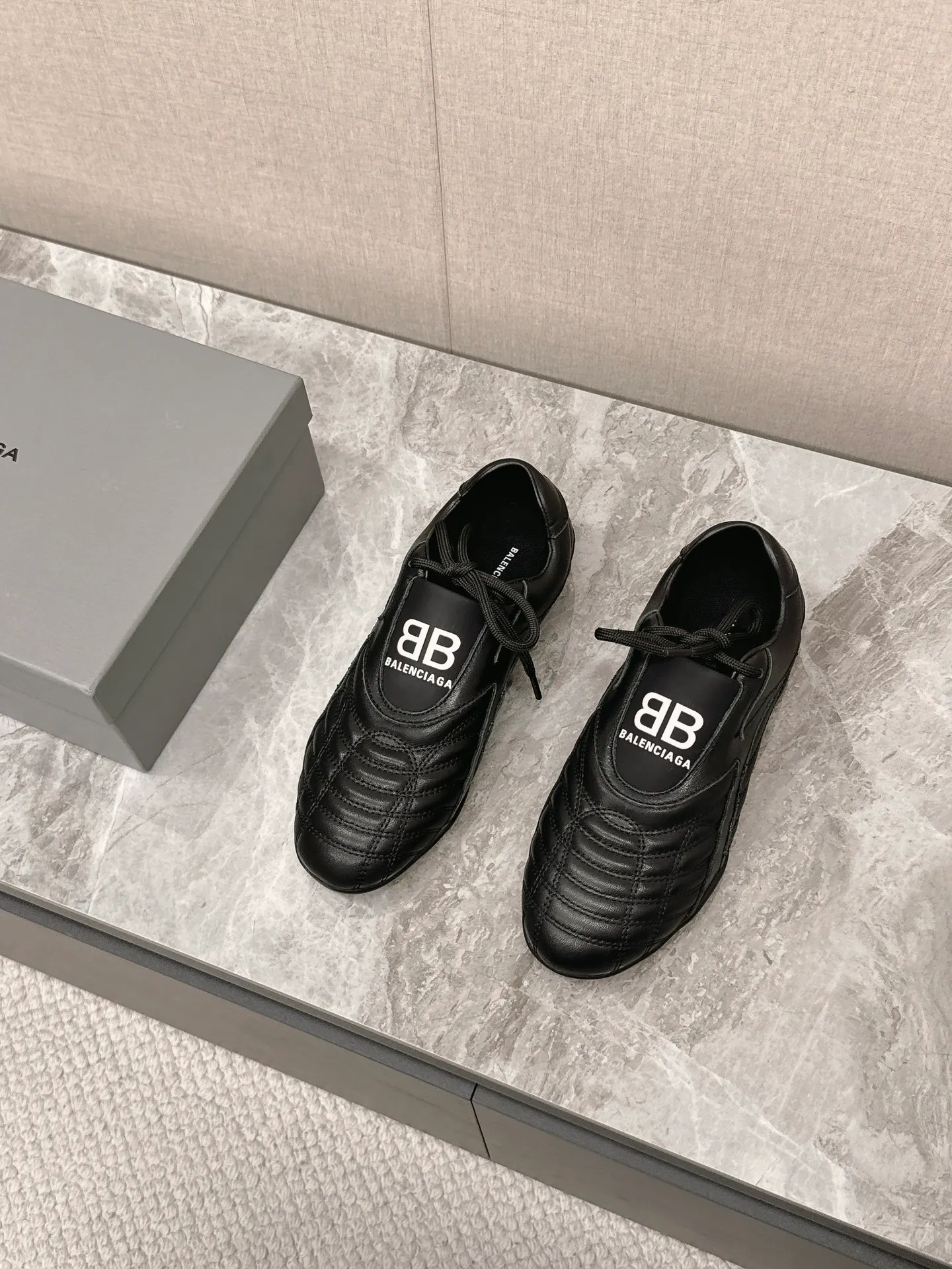 💰560 Balenciaga plaid baseball shoes casual shoes. Original purchase, development and production. Balenciaga's latest hidden tennis shoes with soft rhombus pattern. Soft calfskin matching and classic double logo are full of retro feel. It is the most versatile black and white color. This year, a casual shoe for girls. The sole design is super soft. Comes with exquisite packaging at the counter. 🛍📦 ▪️ Fabric: Original customized calfskin plaid ▪️ Lining: Imported custom cowhide lining ▪️ Sole: Original molded rubber outsole ▪️ Size: Women's 35-40
